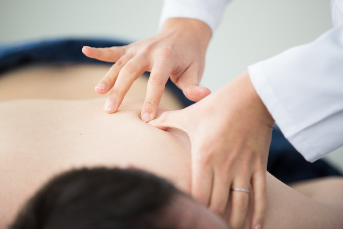 Cât costă o ședință pentru terapia Bowen? Cum să reduci durerea mușchilor cu ajutorul terapiei
