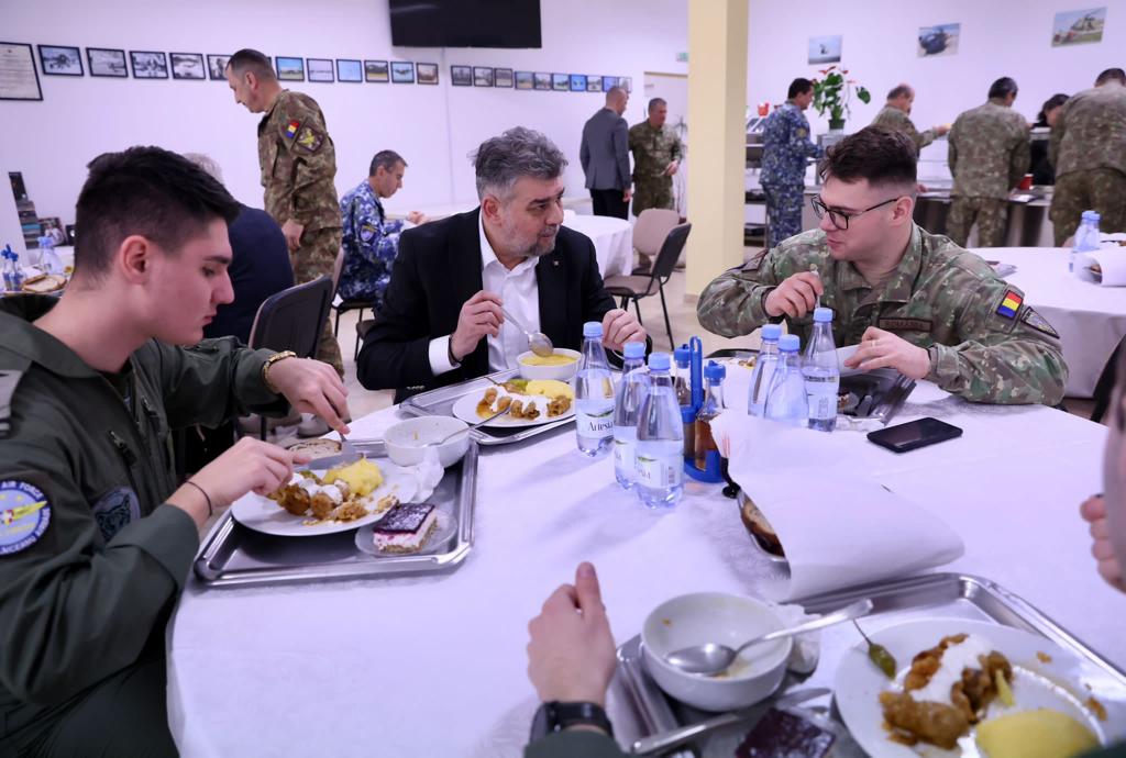 Ciolacu a descins la Baza Mihail Kogălniceanu și a mâncat sarmale alături de militari: „Vom rămâne cu toții alături de Ucraina în această luptă”