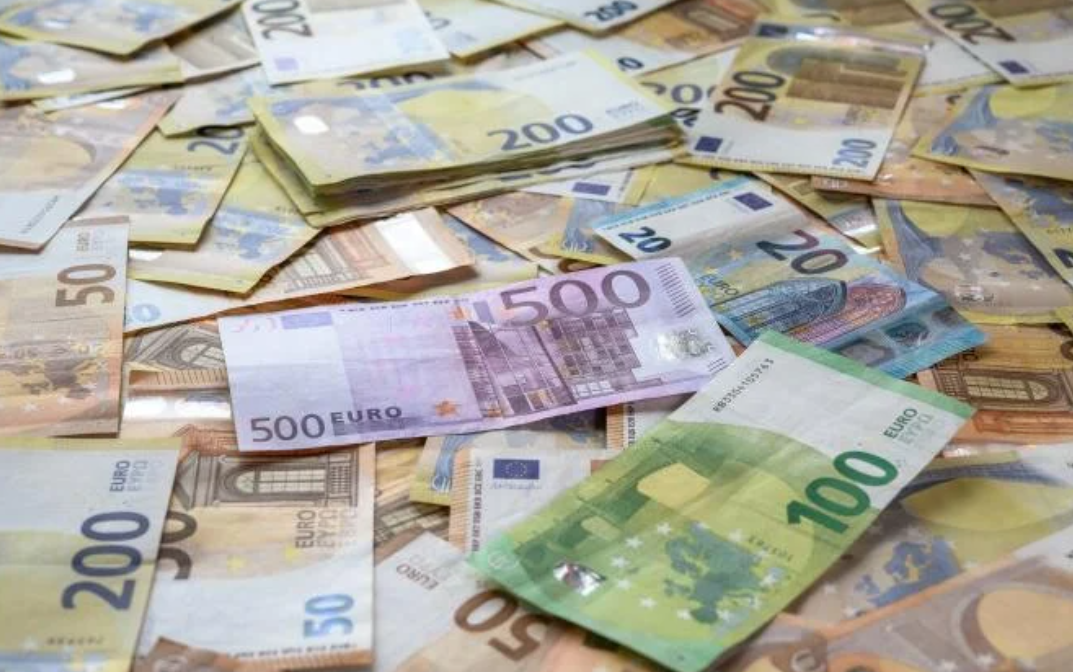 Comisar şef din cadrul Direcţiei Generale Anticorupţie, reţinut pentru trafic de influenţă. Ar fi pretins 10.000 de euro în schimbul garantării unor posturi