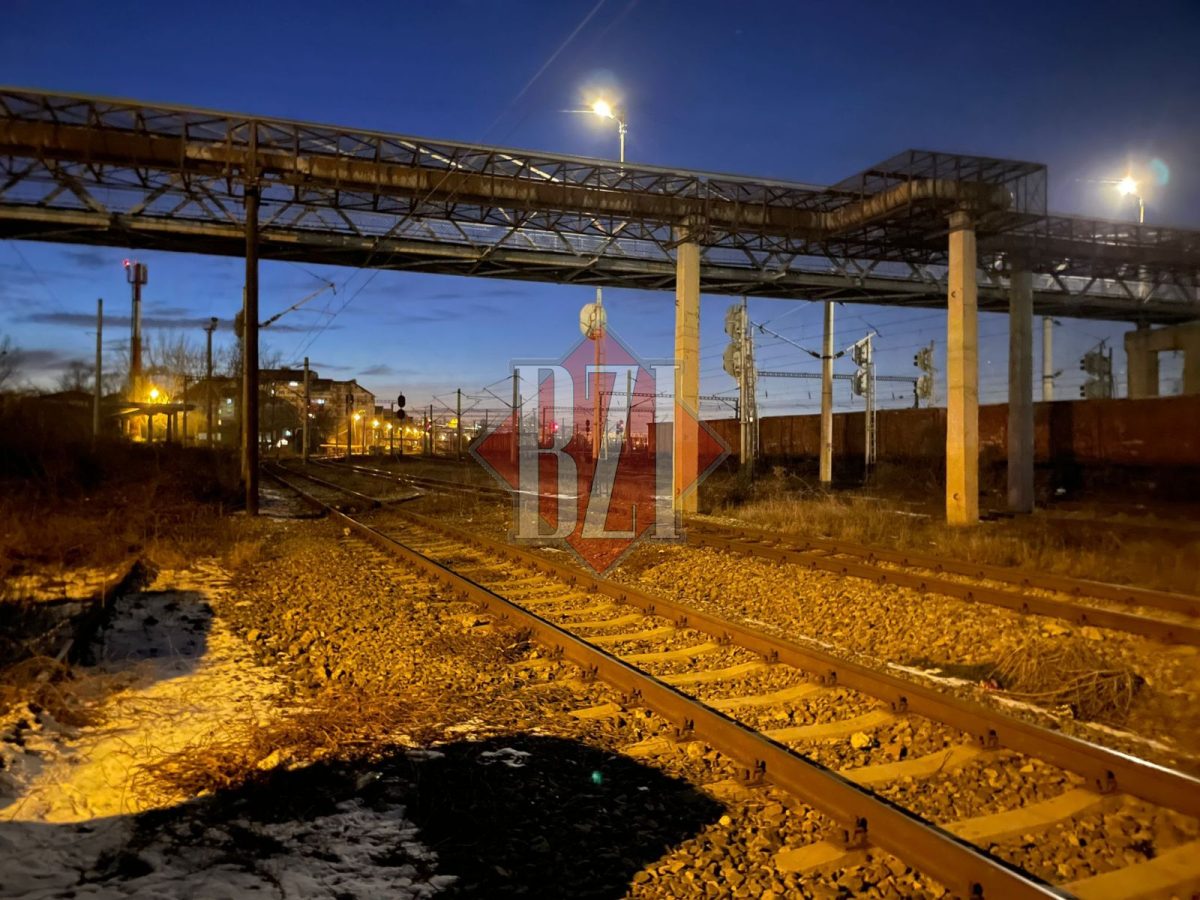 Un copil a fost electrocutat după ce a căzut de pe o pasarelă pietonală, pe firele electrice, apoi pe o locomotivă, la Iași – FOTO, UPDATE