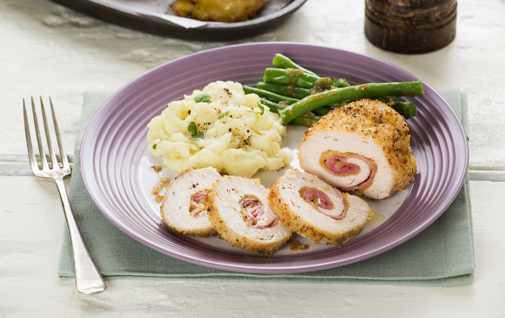 Cordon bleu la cuptor. Cu ce sos se servește acest deliciu franțuzesc?