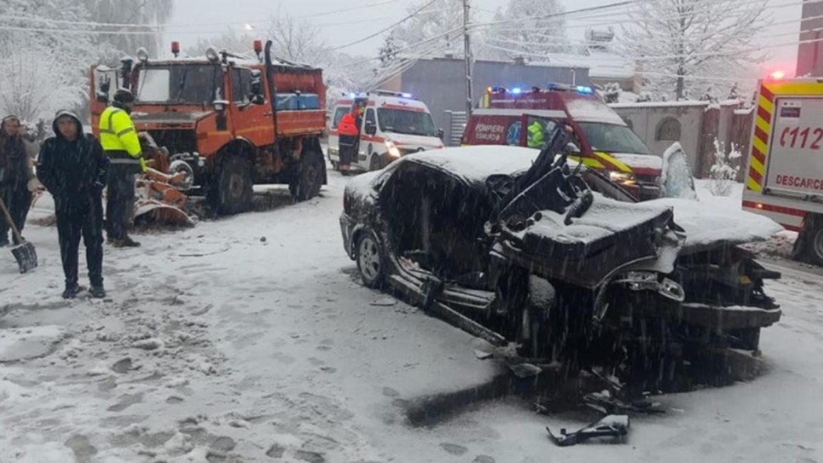 O femeie a murit după maşina în care se afla a intrat pe contrasens şi a lovit un utilaj de deszăpezire