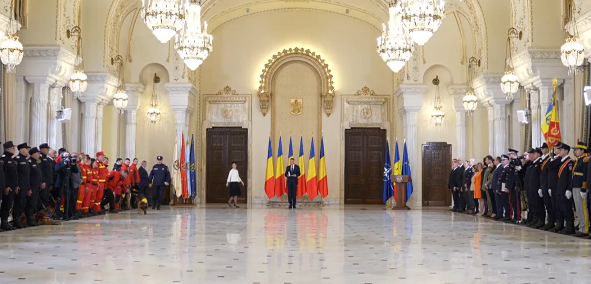 Klaus Iohannis decorează salvatorii care au intervenit la cutremurul din Turcia – LIVE VIDEO