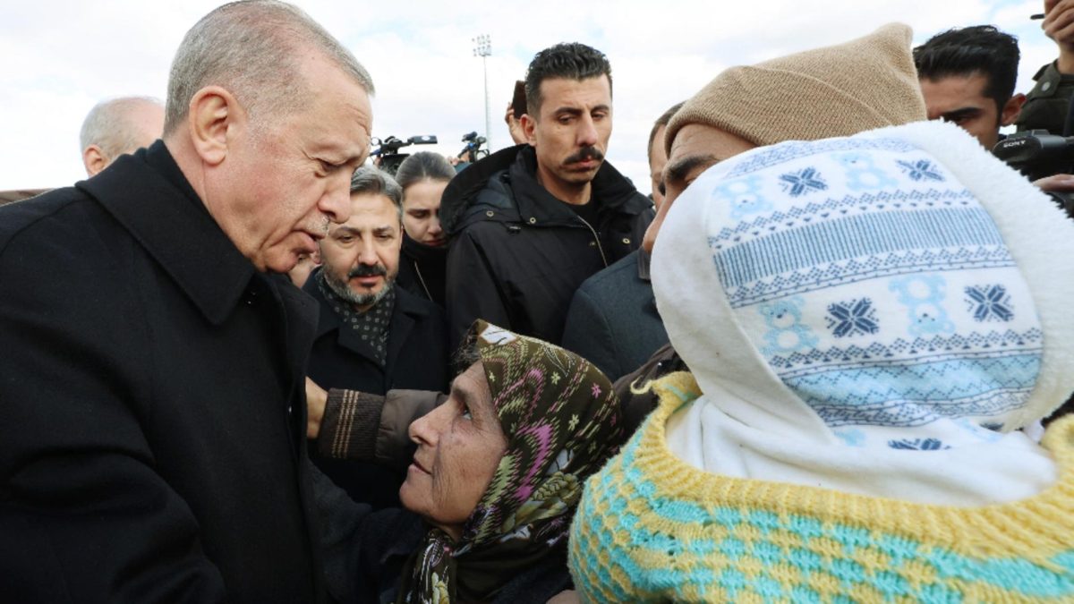 Jafuri pe bandă rulantă, după cutremur: Erdogan promite măsuri dure împotriva tâlharilor care au speriat și salvatorii străini