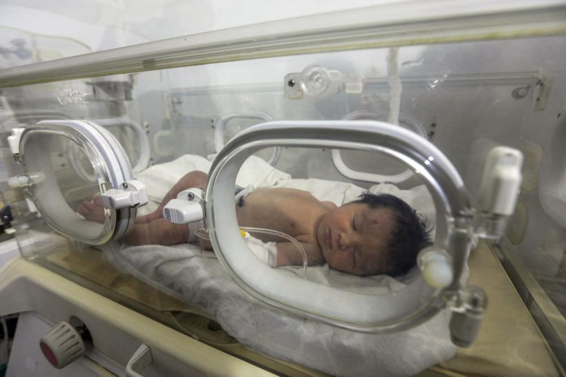Mii de persoane vor să adopte fetița care s-a născut sub dărâmături în Siria