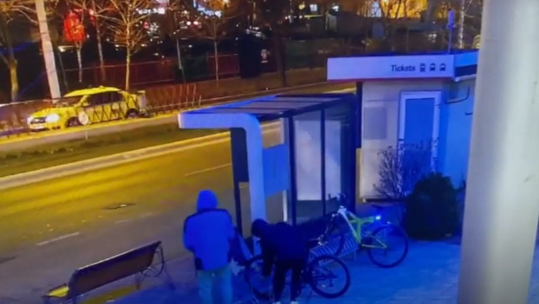 Momentul în care doi bărbați au furat o bicicletă a fost surprins de o cameră de supraveghere. În nici 3 secunde, hoții au fost prinși