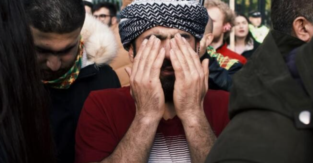 Imagini emoționante cu o fetiță din Siria scoasă în viață de sub dărâmături sub privirile disperate ale tatălui ei – VIDEO