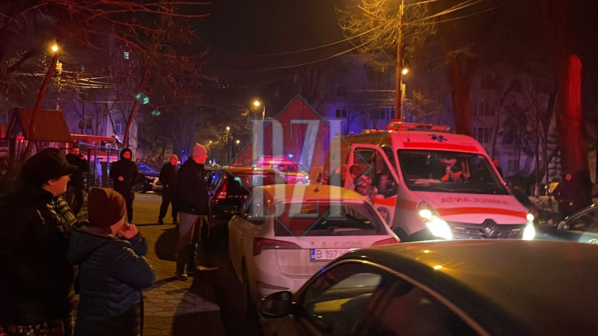 Incendiu la un bloc din Nicolina. Locatarii s-au autoevacuat înainte să ajungă pompierii – EXCLUSIV, UPDATE, FOTO, VIDEO