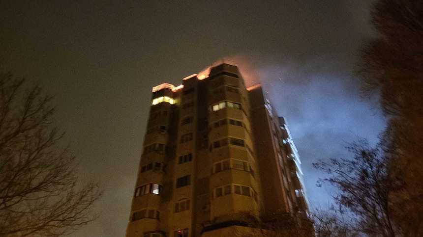 Incendiu de proporţii la acoperişul unui bloc din Constanţa. 37 de persoane au fost evacuate de pompieri
