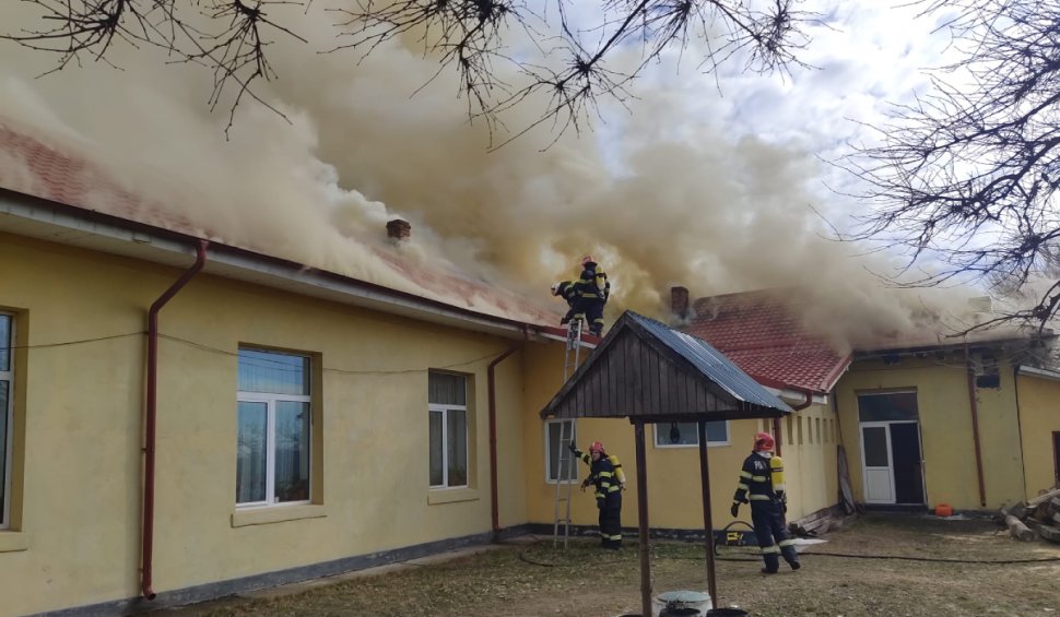 Incendiu la o școală din județul Olt. Copiii și profesorii, evacuați din clădire – VIDEO