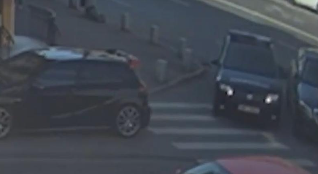 Un jandarm a zgâriat intenționat mașina unui șofer ce parcase neregulamentar – VIDEO