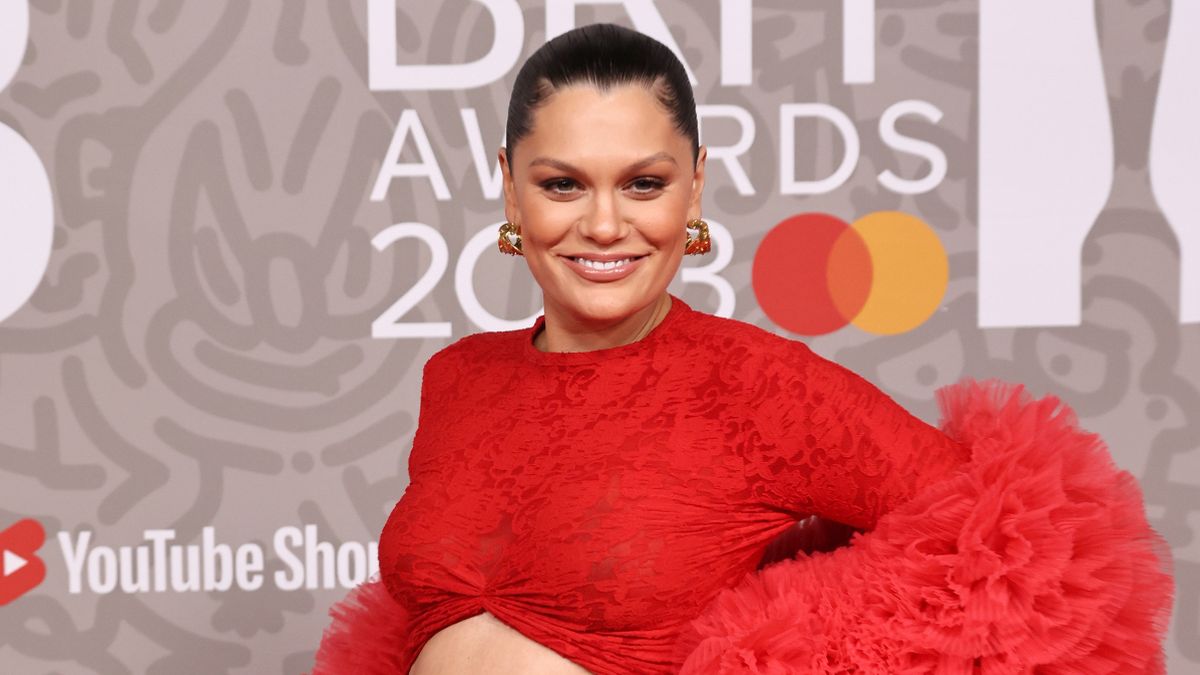 Jessie J, într-o ținută extravagantă pe covorul roșu de la The BRIT Awards 2023
