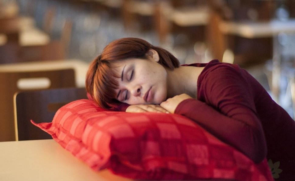 O femeie doarme 22 de ore pe zi și medicii nu i-au găsit leacul. Ce face în timpul rămas