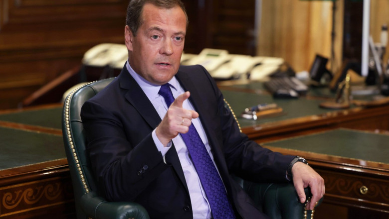 Dmitri Medvedev spune că fabricile de arme din Rusia lucrează 24 din 24 de ore