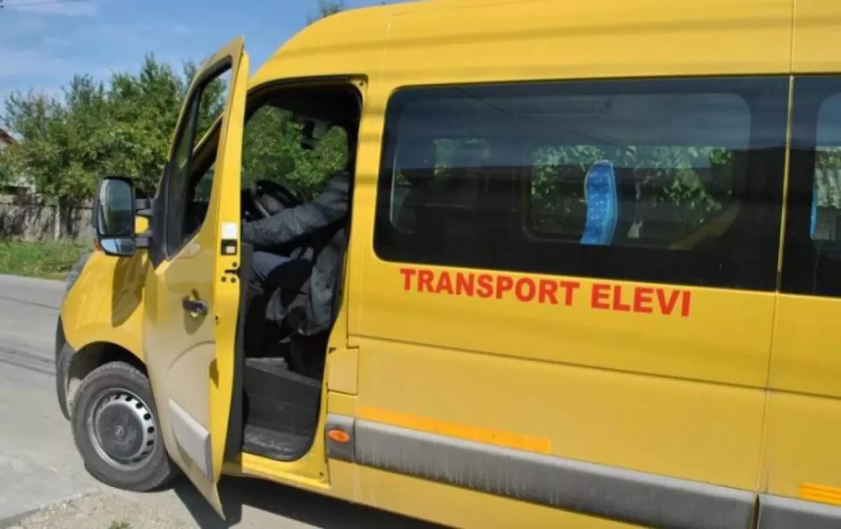 Un bărbat a fost prins băut la volanul unui microbuz şcolar, în timp ce transporta elevi de la şcoală