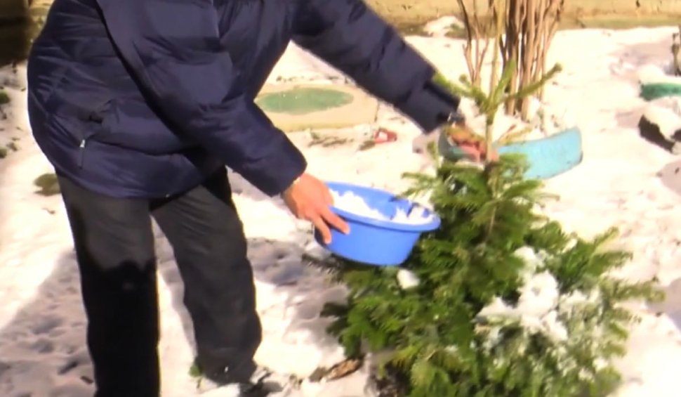 Oamenii dintr-un bloc din Piatra Neamţ topesc zăpadă pentru a se spăla