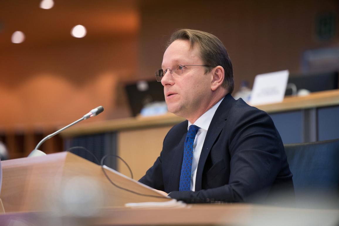 I se cere demisia comisarului european maghiar Olivér Várhelyi. A spus că eurodeputații sunt „idioți”