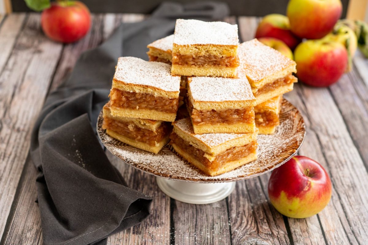 Plăcintă cu mere de post cu apă minerală. Rețeta tradițională a bunicii pentru un desert savuros