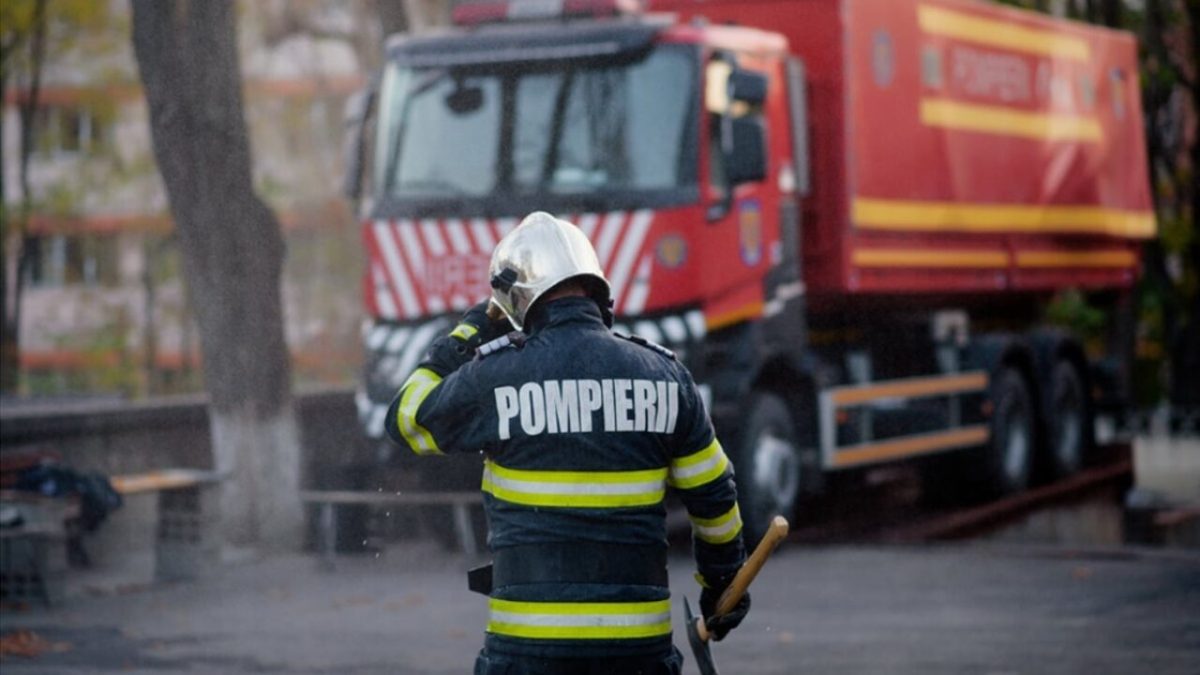 Incendiu cu degajări mari de fum, într-un apartament din Buziaş. 13 persoane au fost evacuate