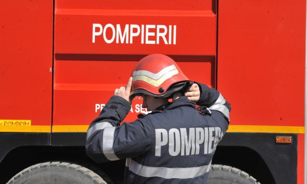 Incendiu la o casă din judeţul Iaşi. Pompierii intervin
