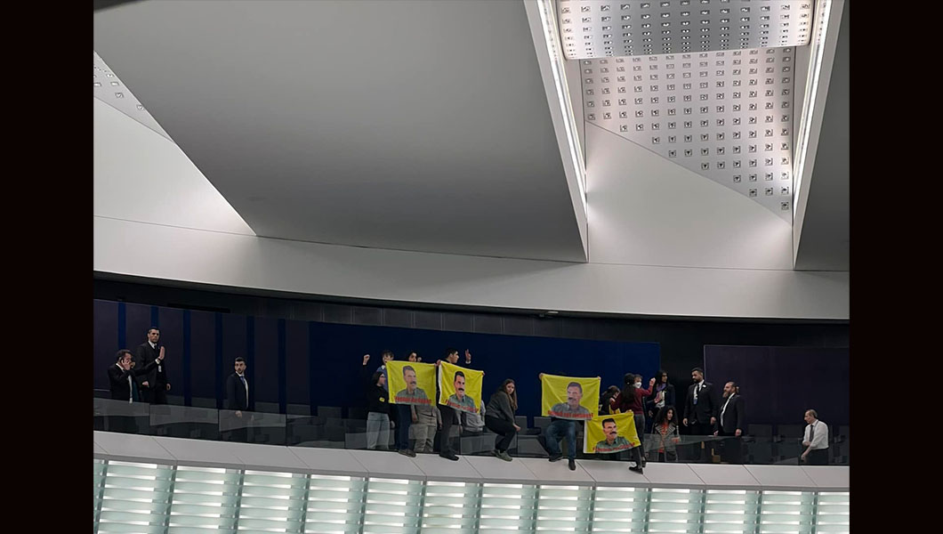 Plenul Parlamentul European din Strasbourg, evacuat de urgență. Un grup de protestatari kurzi a pătruns în zona balconului