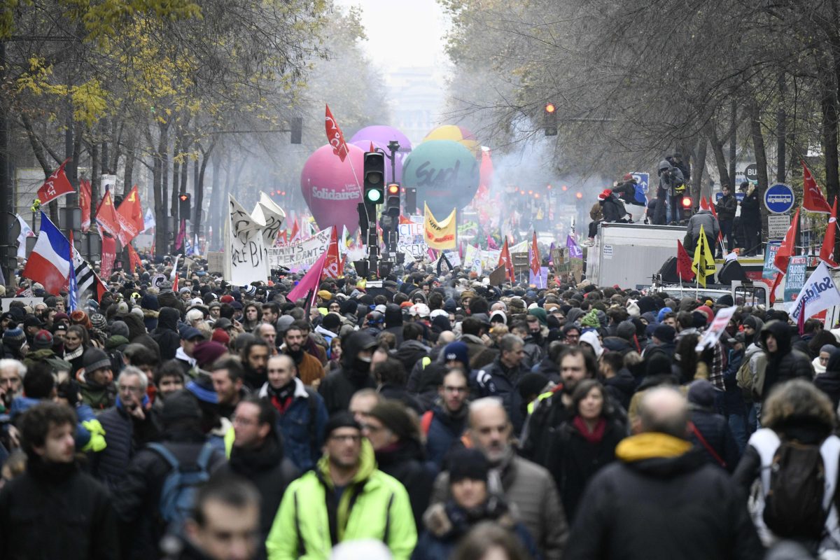 Haos total în Franța, presiunea pe Guvern continuă: Reforma pensiilor rămâne contestată