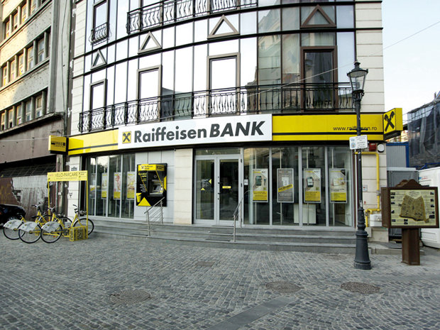 Acţiunile Raiffeisen Bank International se prăbușesc vizibil sub spectrul acuzațiilor de afaceri controversate cu Rusia
