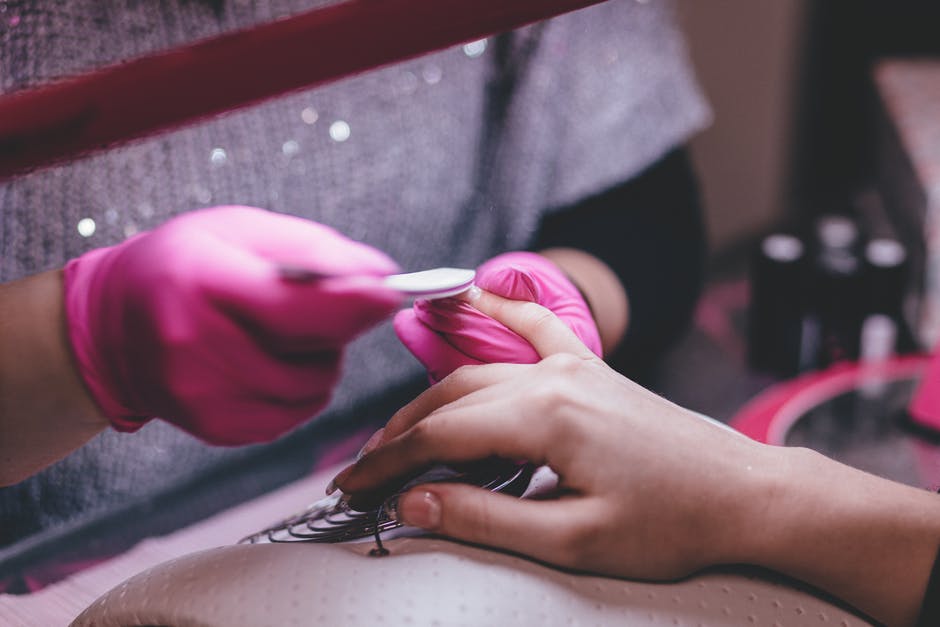 Salon de cosmetică în sala de consiliu a unei primării din Bacău. Primarul s-a arătat surprins de imagini – VIDEO