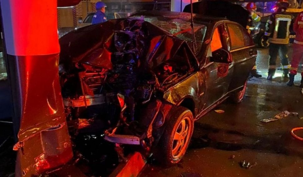 Aflată sub influența alcoolului, o şoferiţă a intrat cu mașina într-o pompă de benzinărie din Bistriţa
