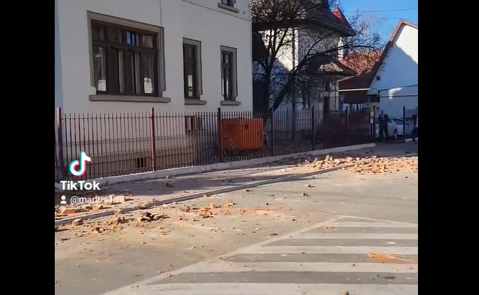 Primăria Târgu Jiu a fost evacuată după cutremurul de 5,7: mai multe coşuri de fum s-au prăbuşit – VIDEO