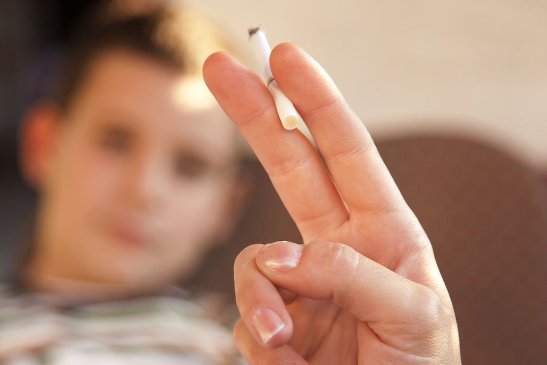 Legea care interzice minorilor să fumeze pe stradă a trecut de Senat