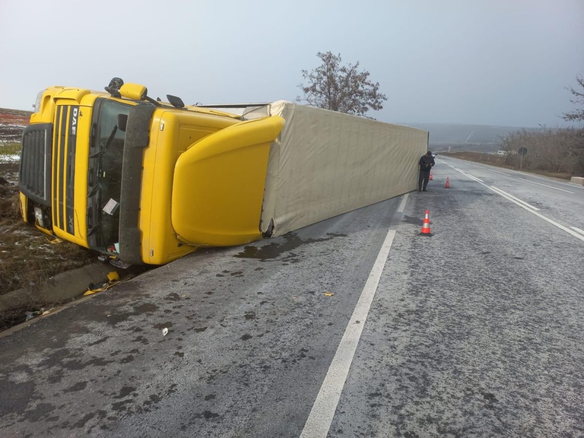 Un autotren înmatriculat în Republica Moldova s-a răsturnat în județul Iași – FOTO