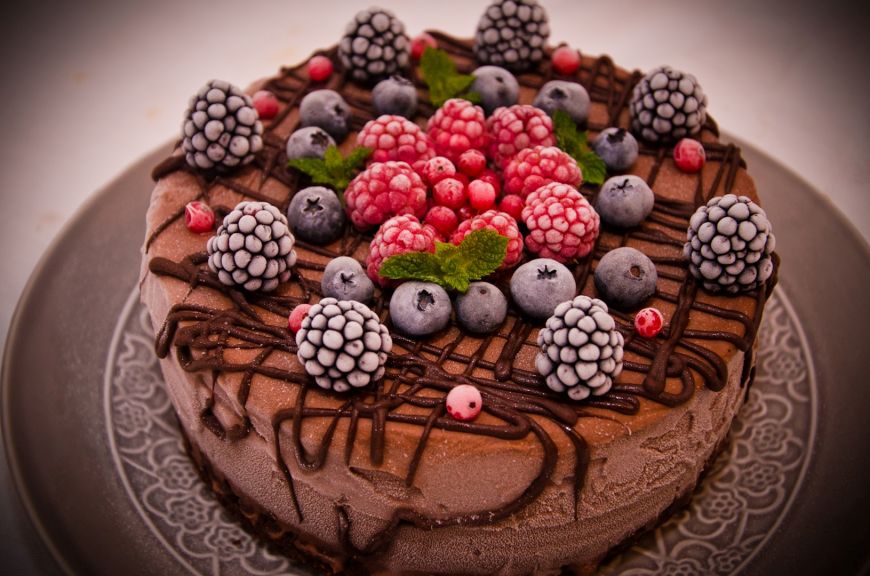 Tort cu fructe și ciocolată. Rețeta cu care vei pregăti un desert perfect la ceas aniversar
