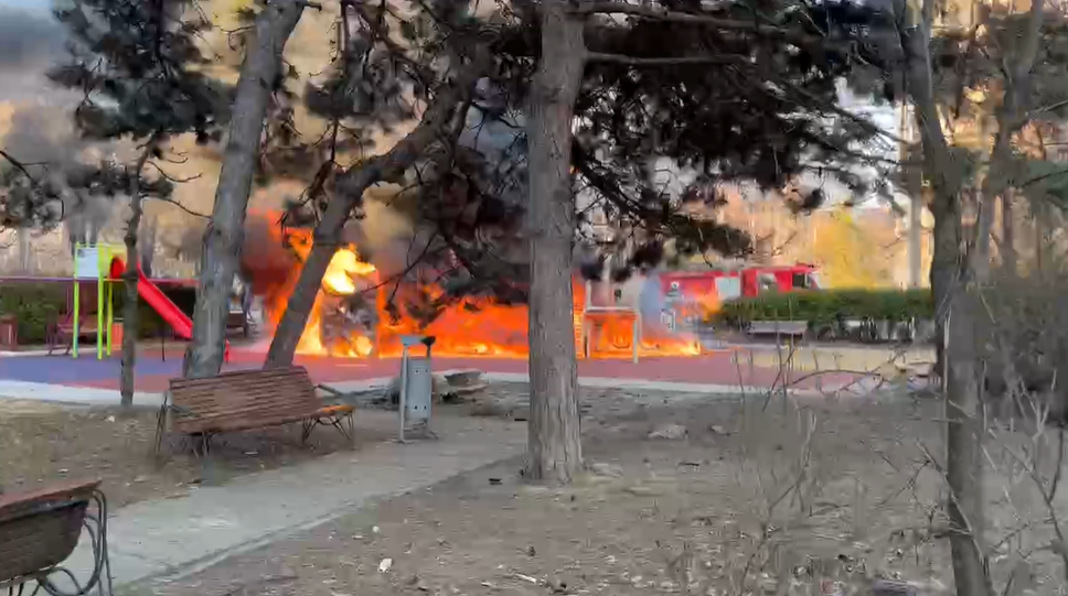 Aproape de o tragedie: Un loc de joacă din București a luat foc – VIDEO
