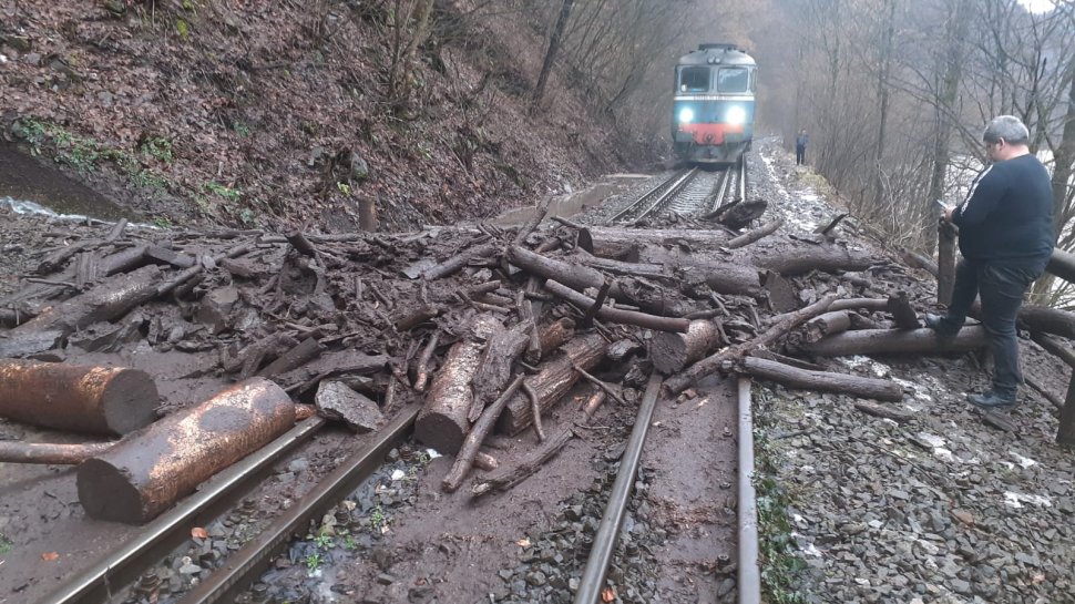 Circulația feroviară, blocată în Maramureș din cauza aluviunilor aduse de pe versanți