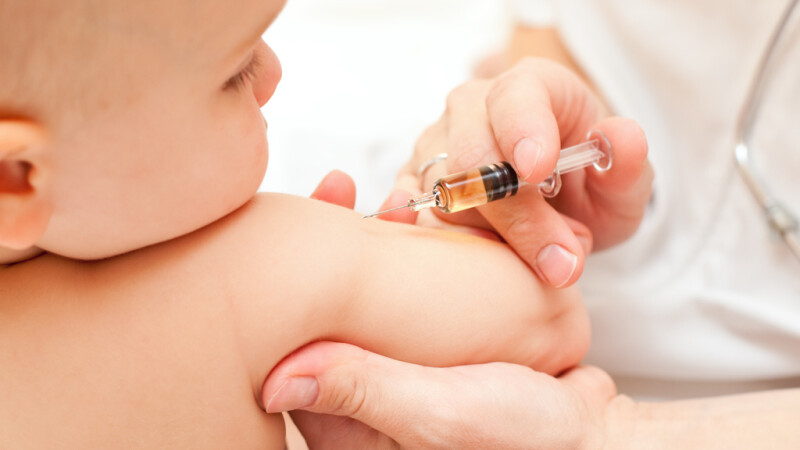 Sute de bebeluși din România nu beneficiază în prezent de vaccinul rujeolic-rubeolic-oreion. Ministerul Sănătății a uitat să îl cumpere