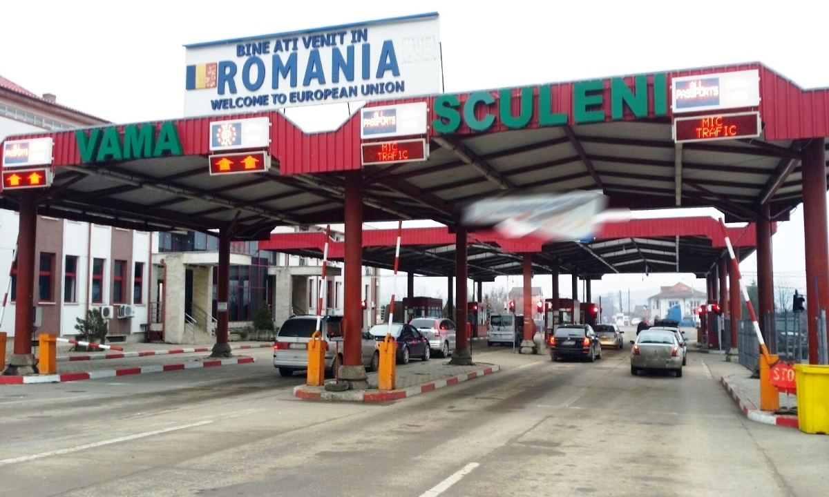 Incident neobișnuit la Vama Sculeni. Șoferul unui microbuz a lăsat actele vameșilor și a fugit. Polițiștii l-au prins aproape de intrarea în Iași – EXCLUSIV