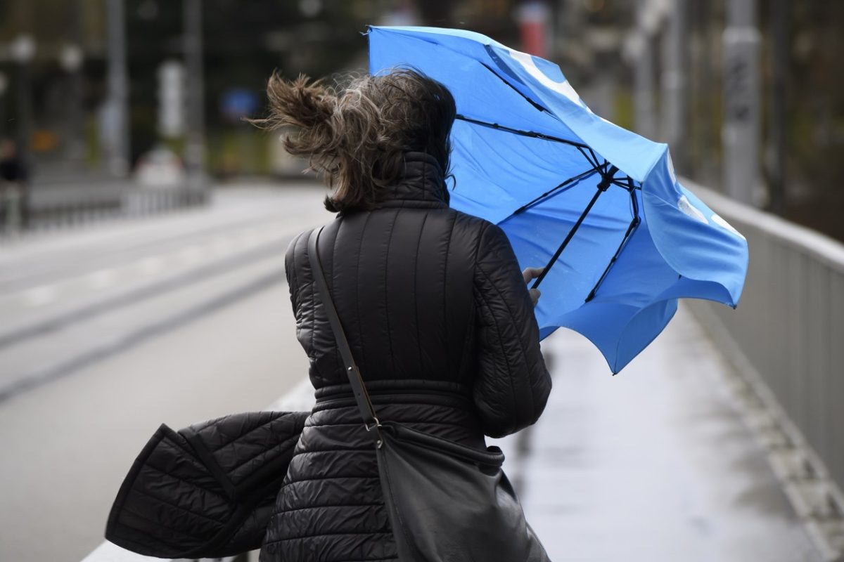 ANM a transmis două avertismente de vreme rea: Cod portocaliu și Cod galben de vânt puternic