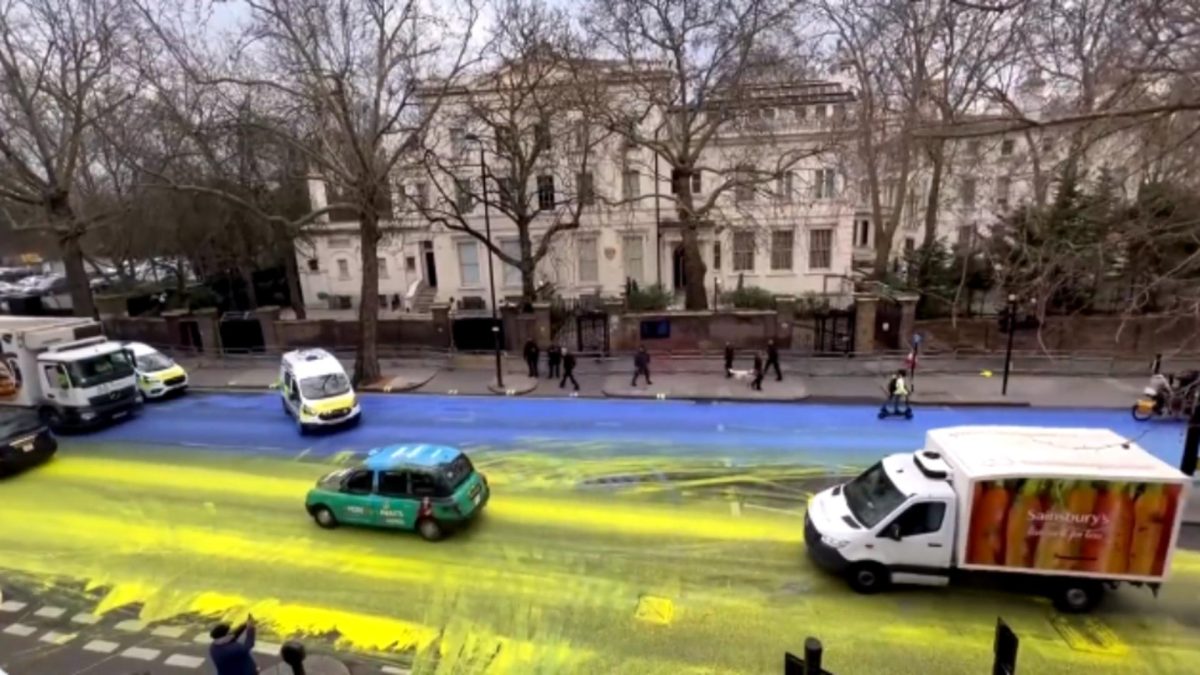 Sute de litri de vopsea galbenă și albastră pe șoseaua din fața Ambasadei Rusiei la Londra – VIDEO