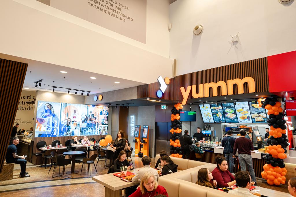 Restaurantul : yumm a adus în Palas noi savori culinare. Descoperă și tu meniul, unde vedeta este puiul crispy!