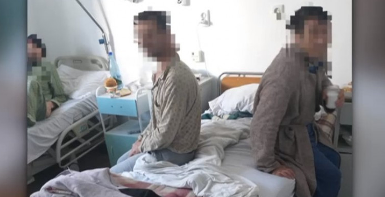 Pacienții unui spital din Vâlcea sunt nevoiți să stea câte doi într-un pat și să vină cu medicamente de acasă – VIDEO