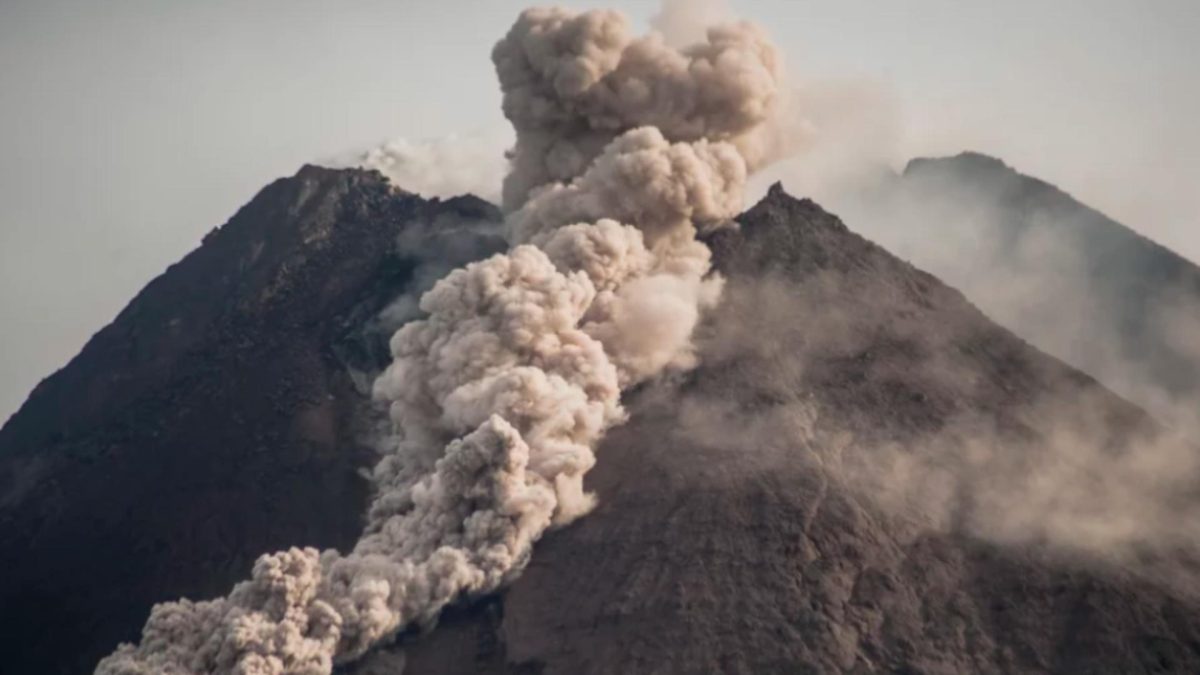 Vulcanul indonezian Merapi a început să erupă, aruncând aburi fierbinți până la șapte kilometri – VIDEO