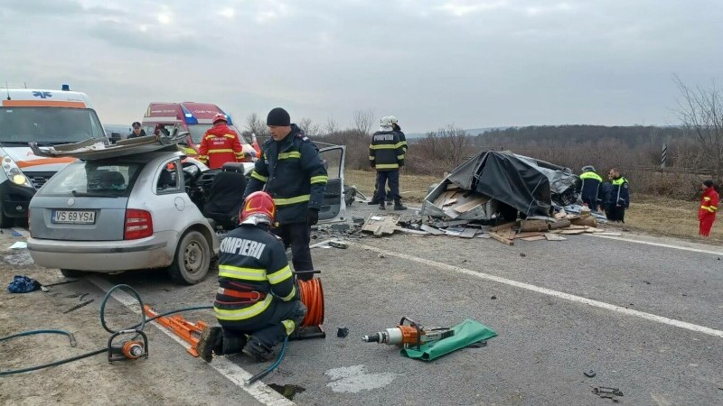 Accident rutier pe DN 24. O persoană a murit, alte cinci sunt rănite. A fost solicitată intervenția unui elicopter SMURD din Iaşi