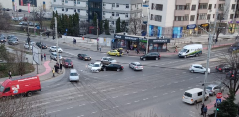 Accident rutier cu victime în municipiul Iași. Două autoturisme au intrat în coliziune