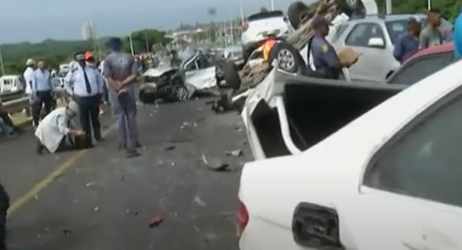 Carambol spectaculos pe o autostradă din Africa, cu aproape 50 de vehicule implicate
