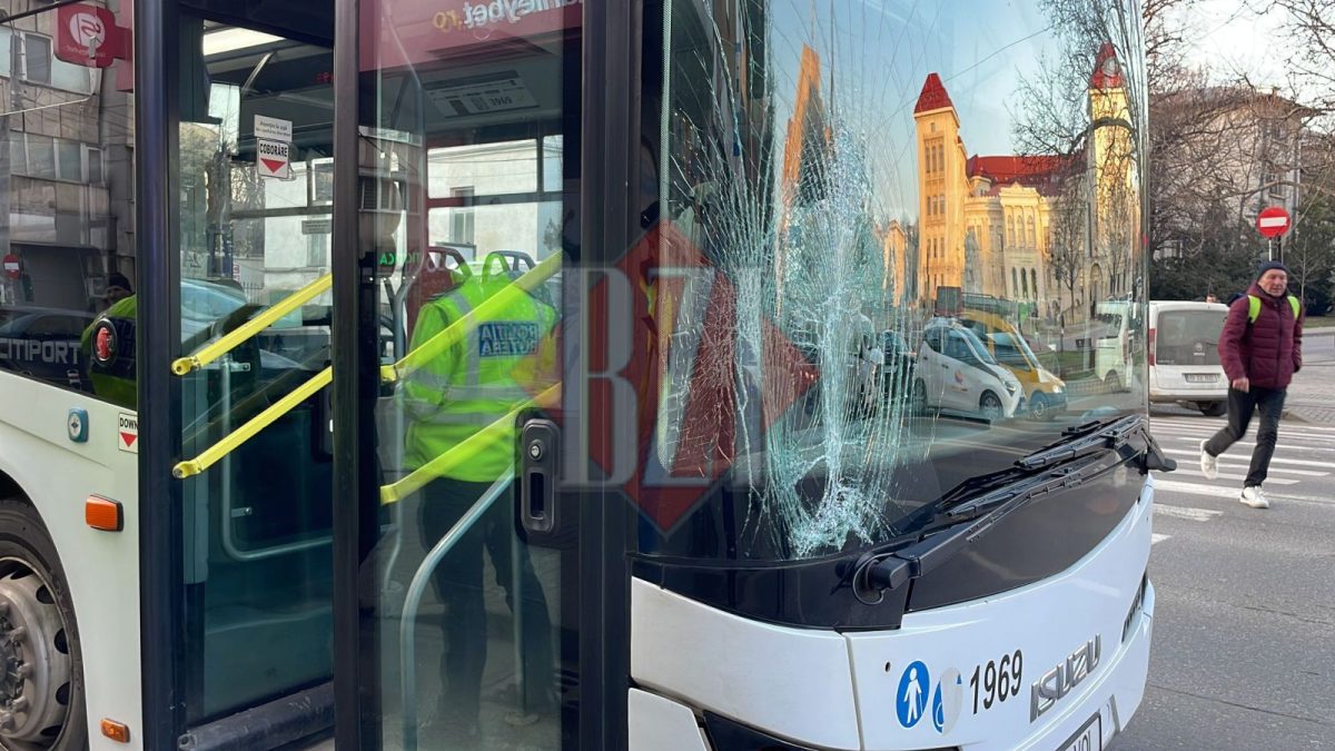 Accident pe Bulevardul Independeței. Un pieton a fost acroșat de un autobuz – EXCLUSIV, FOTO
