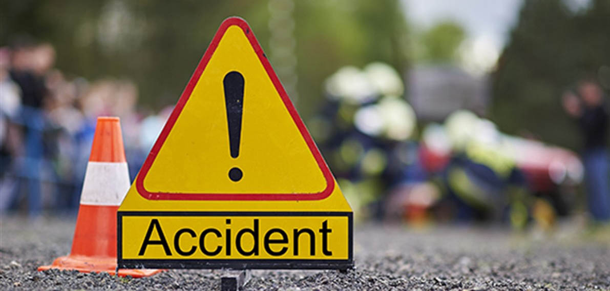 Accident rutier în Valea Adâncă. O mașină a intrat într-o țeavă de gaz