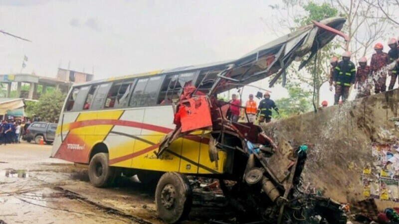 Accident rutier grav în Bangladesh. 19 persoane au murit, după ce un autobuz a căzut de la 9 metri într-un șanț