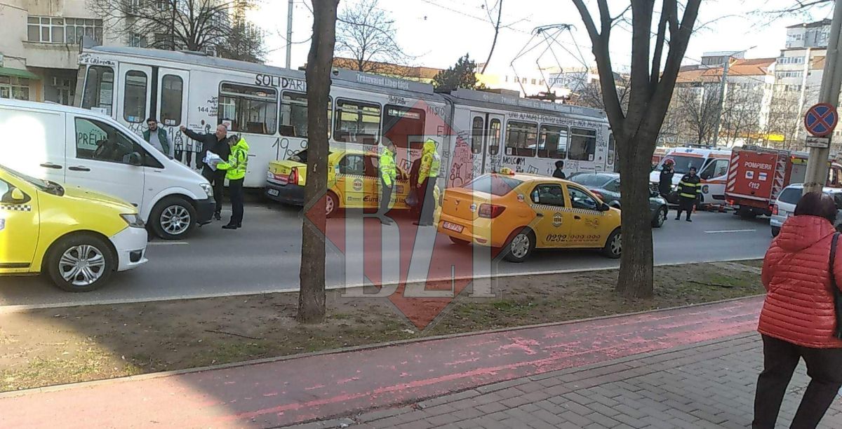 Accident rutier în CUG. Trei autoturisme şi un tramvai, implicate – EXCLUSIV, FOTO