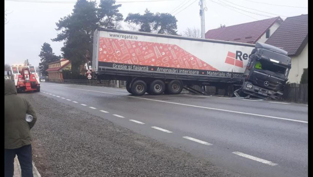 Accident rutier în Drăgușeni, Iași. Un TIR a intrat într-un gard – EXCLUSIV